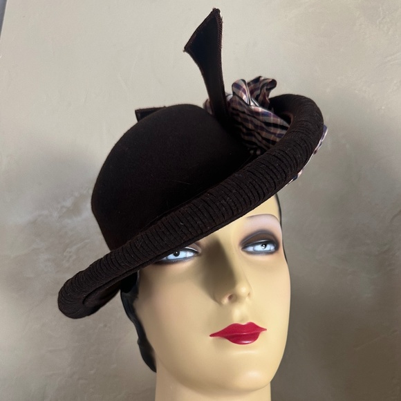 DISTINGUISHED 1940s' BROWN FEDORA WITH TAFFETA BOWS + UNIQUE BRIM EDGING